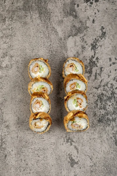 Conjunto Rolos Sushi Frito Quente Com Salmão Sobre Fundo Pedra — Fotografia de Stock