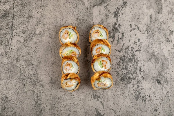 Conjunto Rolos Sushi Frito Quente Com Salmão Sobre Fundo Pedra — Fotografia de Stock