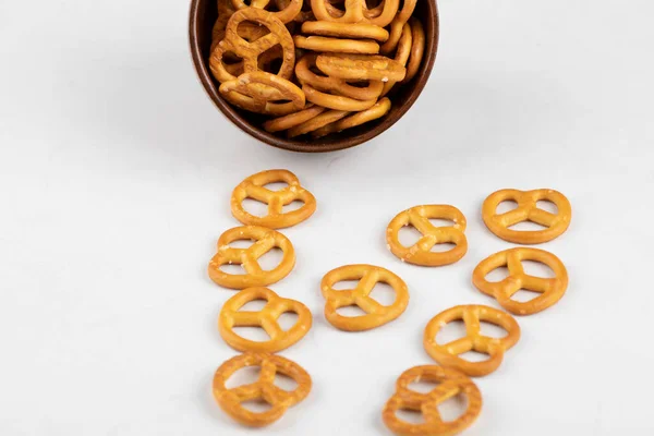 Cracker Bretzels Con Sale Ciotola Legno Isolato Uno Sfondo Bianco — Foto Stock