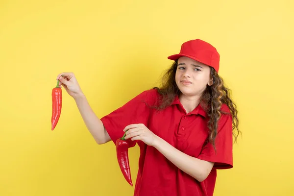 Chica Adolescente Rizada Camiseta Roja Gorra Sosteniendo Chile Rojo Sobre —  Fotos de Stock