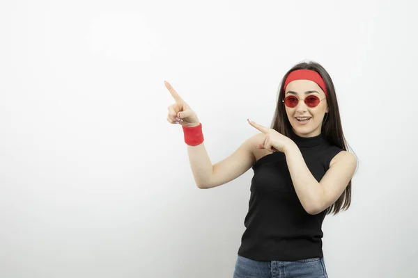 Foto Una Mujer Encantadora Con Gafas Elegantes Apuntando Hacia Arriba — Foto de Stock