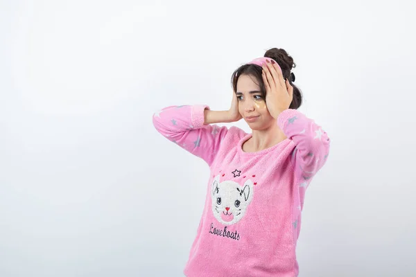 Chica Joven Pijama Rosa Pie Cubriéndose Las Orejas Foto Alta —  Fotos de Stock
