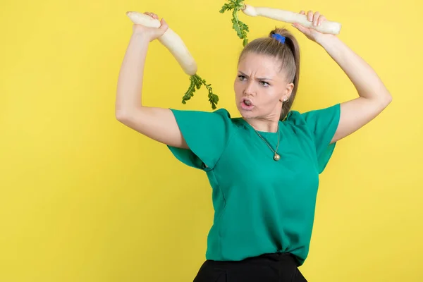 Mladá Krásná Žena Domácnosti Pózuje Daikon Ředkvičkami Přes Žlutou Zeď — Stock fotografie