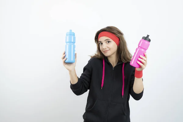 Foto Uma Jovem Menina Desportiva Segurando Garrafa Água Rosa Foto — Fotografia de Stock