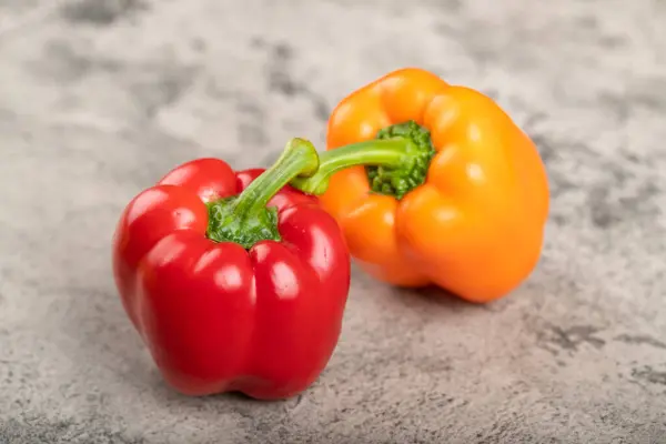 Két Színes Édes Paprika Háttér Kiváló Minőségű Fénykép — Stock Fotó