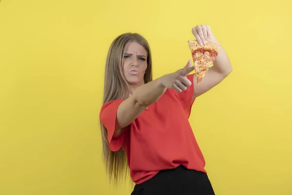 Imagen Mujer Seductora Sosteniendo Pedazo Deliciosa Pizza Señalando Hacia Otro —  Fotos de Stock