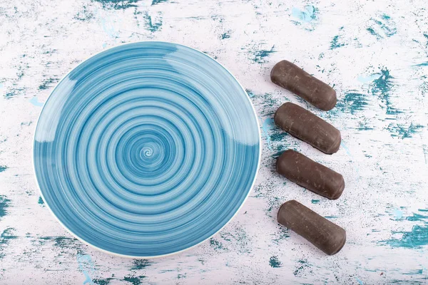 Stapelweise Schokoladenstangen Auf Einem Marmorhintergrund Hochwertiges Foto — Stockfoto