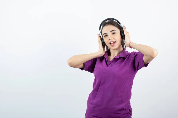 Giovane Ragazza Shirt Viola Che Ascolta Canzone Con Cuffie Foto — Foto Stock