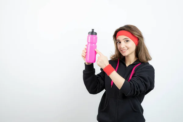 Foto Uma Jovem Menina Desportiva Segurando Garrafa Água Rosa Foto — Fotografia de Stock