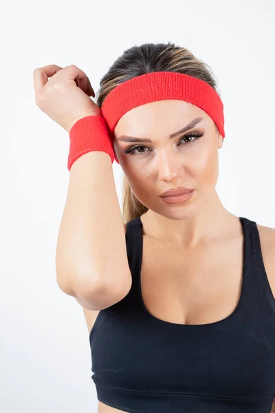 一个戴着红色拳击手套的年轻女子的肖像 — 图库照片