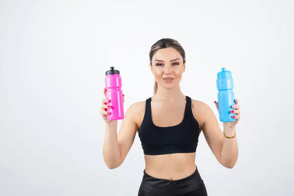 Jovem Mulher Bonita Com Garrafa Água Bebendo Proteína Fundo Branco — Fotografia de Stock