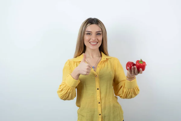 Foto Van Een Mooie Blonde Vrouw Met Rode Paprika Duimen — Stockfoto