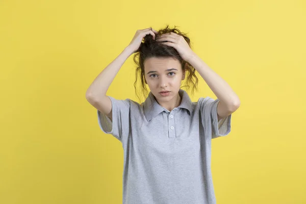 Foto Menina Fixando Seu Cabelo Fundo Amarelo Foto Alta Qualidade — Fotografia de Stock