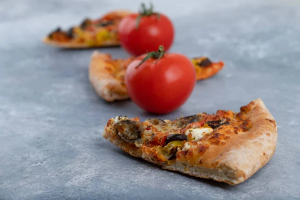 Pezzi Deliziosa Pizza Con Pomodori Rossi Freschi Posti Uno Sfondo — Foto Stock