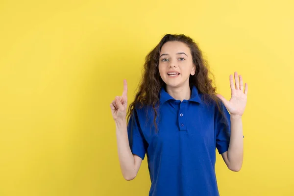 Фото Чарівної Дівчини Підлітка Синій Футболці Позує Камеру Над Жовтою — стокове фото