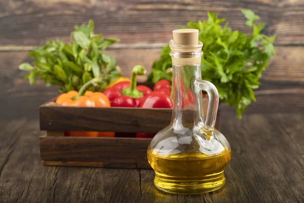 Houten Doos Met Verse Paprika Olijfolie Houten Ondergrond Hoge Kwaliteit — Stockfoto