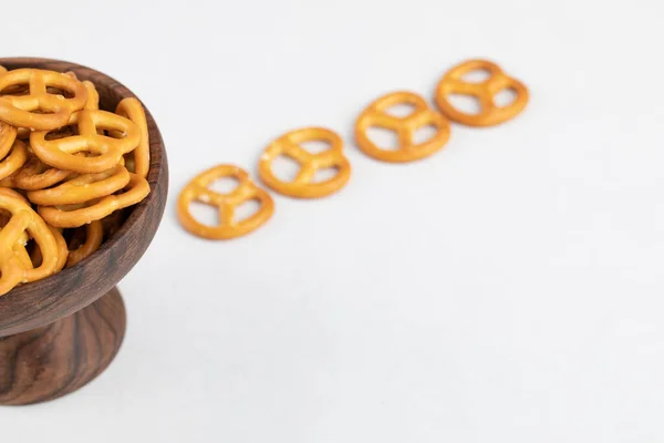 Wooden Bowl Tasty Crunchy Pretzels White Background High Quality Photo — Stock Photo, Image