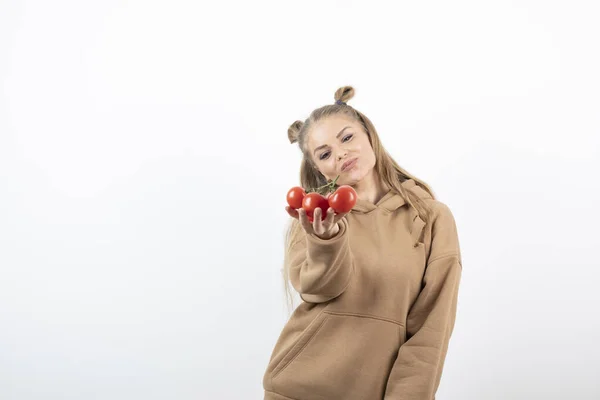 Foto Adorable Mujer Rubia Sosteniendo Tomates Rojos Sobre Blanco Foto — Foto de Stock