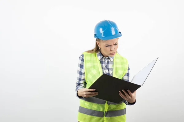 Porträt Einer Blonden Ingenieurin Gebundenen Lesenotizen Hochwertiges Foto — Stockfoto