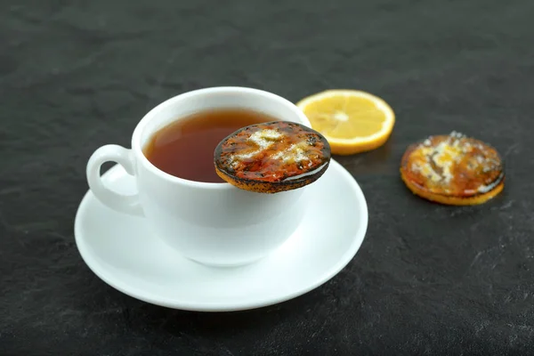 Gegrillte Zitrone Scheiben Geschnitten Und Heiße Tasse Tee Auf Schwarzem — Stockfoto