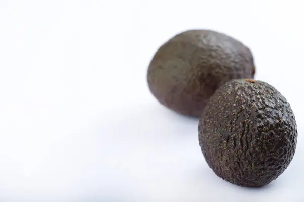 Zwei Reife Gesunde Avocados Isoliert Auf Weißem Hintergrund Hochwertiges Foto — Stockfoto