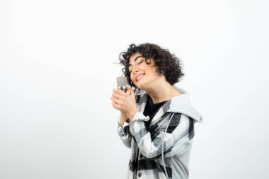 Esmer, tüylü, mikrofonda şarkı söyleyen genç bir kadının portresi. Yüksek kalite fotoğraf