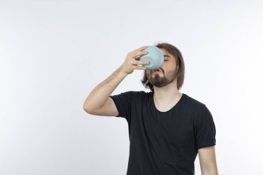 Beyaz bir duvarın üzerinde yemek çubukları olan sakallı bir adamın resmi. Yüksek kalite fotoğraf