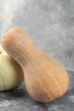 Mermer arka planda tereyağlı balkabağı. Yüksek kalite fotoğraf