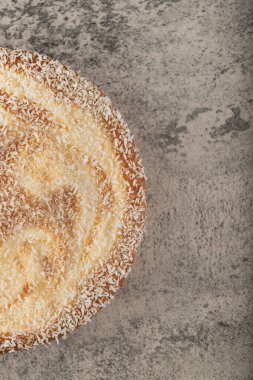 Arkaplanda hindistan cevizi parçacıkları ile süslenmiş lezzetli bir turta. Yüksek kalite fotoğraf