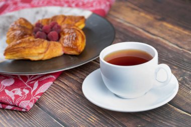 Kırmızı ahududu ve mermer tabakta çay ile nefis puf böreği. Yüksek kalite fotoğraf