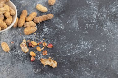 Taştan bir arka plana konmuş kabuklu sağlıklı fıstık. Yüksek kalite fotoğraf