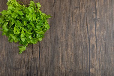 Ahşap zemine yerleştirilmiş sağlıklı yeşil maydanoz yaprakları. Yüksek kalite fotoğraf