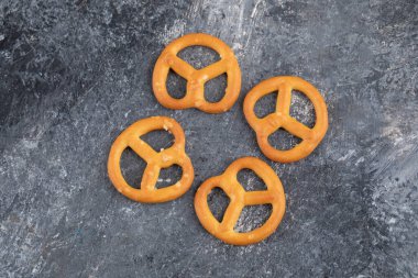 Mermer zemine yerleştirilmiş lezzetli tuzlu krakerler. Yüksek kalite fotoğraf