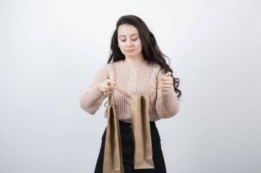 Kazaklı güzel bir kadının portresi alışveriş sonrası paketleri ile birlikte taşıyor. Yüksek kalite fotoğraf