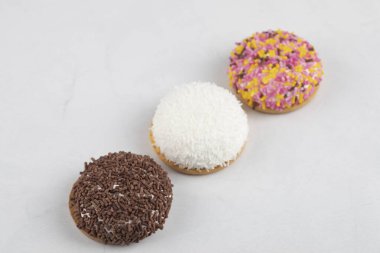 Beyaz arka plana renkli şekerler serpiştirilmiş kurabiyeler. Yüksek kalite fotoğraf