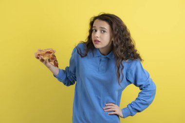 Ayakta duran ve poz veren güzel bir kız resmi. Yüksek kalite fotoğraf