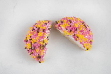 Beyaz arka plana serpiştirilmiş yarım kesilmiş kurabiyeler. Yüksek kalite fotoğraf