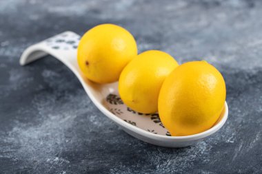 Taş zemine üç tam limon konmuş. Yüksek kalite fotoğraf