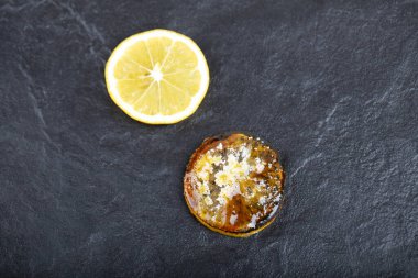 Siyah arka planda taze dilimlenmiş kızarmış limon dilimi. Yüksek kalite fotoğraf