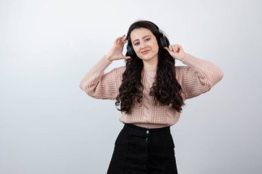 Kablosuz kulaklık kullanarak müzik dinleyen sevimli bir kadın. Yüksek kalite fotoğraf