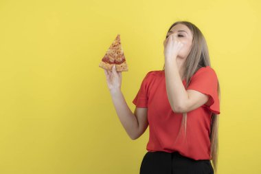 Nefis bir pizzayı elinde tutan çekici bir kadın görüntüsü. Yüksek kalite fotoğraf