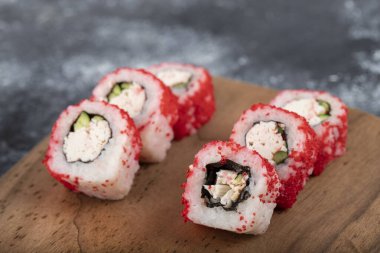 Kaliforniya ahşap tahtada uçan balık havyarıyla yuvarlanıyor. Yüksek kalite fotoğraf