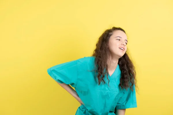 Зображення Підліткової Медсестри Стоїть Жовтому Тлі Високоякісна Фотографія — стокове фото