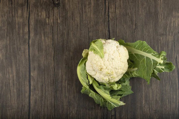 Coliflor Fresca Con Hojas Verdes Colocadas Sobre Fondo Madera Foto — Foto de Stock