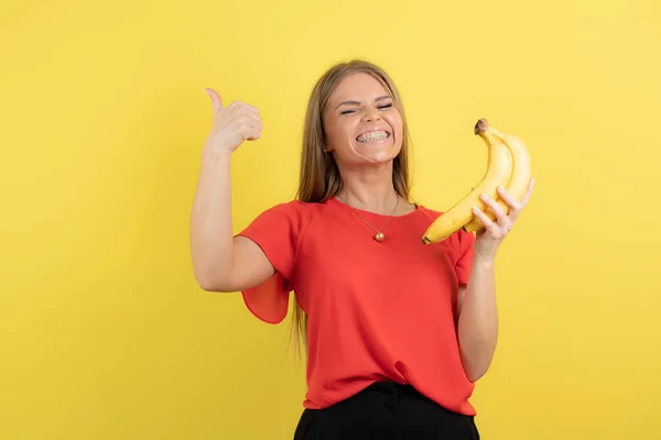 Божевільна Усміхнена Жінка Тримає Банани Показує Великий Палець Високоякісна Фотографія — стокове фото
