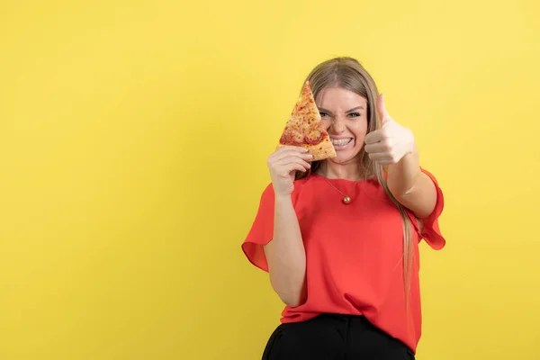 Imagem Mulher Sedutora Segurando Pedaço Pizza Deliciosa Mostrando Polegar Para — Fotografia de Stock