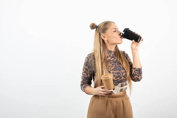 Mooie Jonge Vrouw Een Kop Koffie Hoge Kwaliteit Foto — Stockfoto