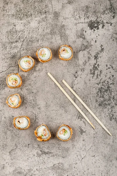 Rotoli Sushi Fritti Caldi Con Salmone Sfondo Pietra Foto Alta — Foto Stock