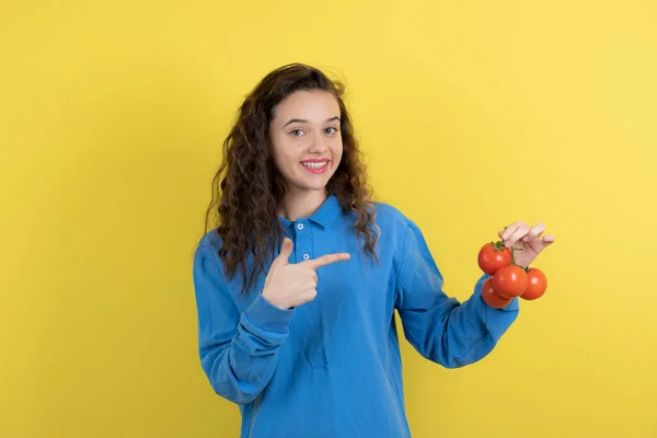 Młoda Nastolatka Niebieskiej Bluzie Trzymająca Świeże Pomidory Stojąca Wysokiej Jakości — Zdjęcie stockowe
