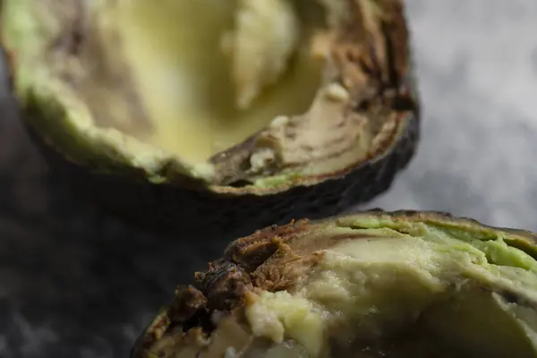 Zwei Scheiben Reife Avocado Auf Steinernem Hintergrund Hochwertiges Foto — Stockfoto